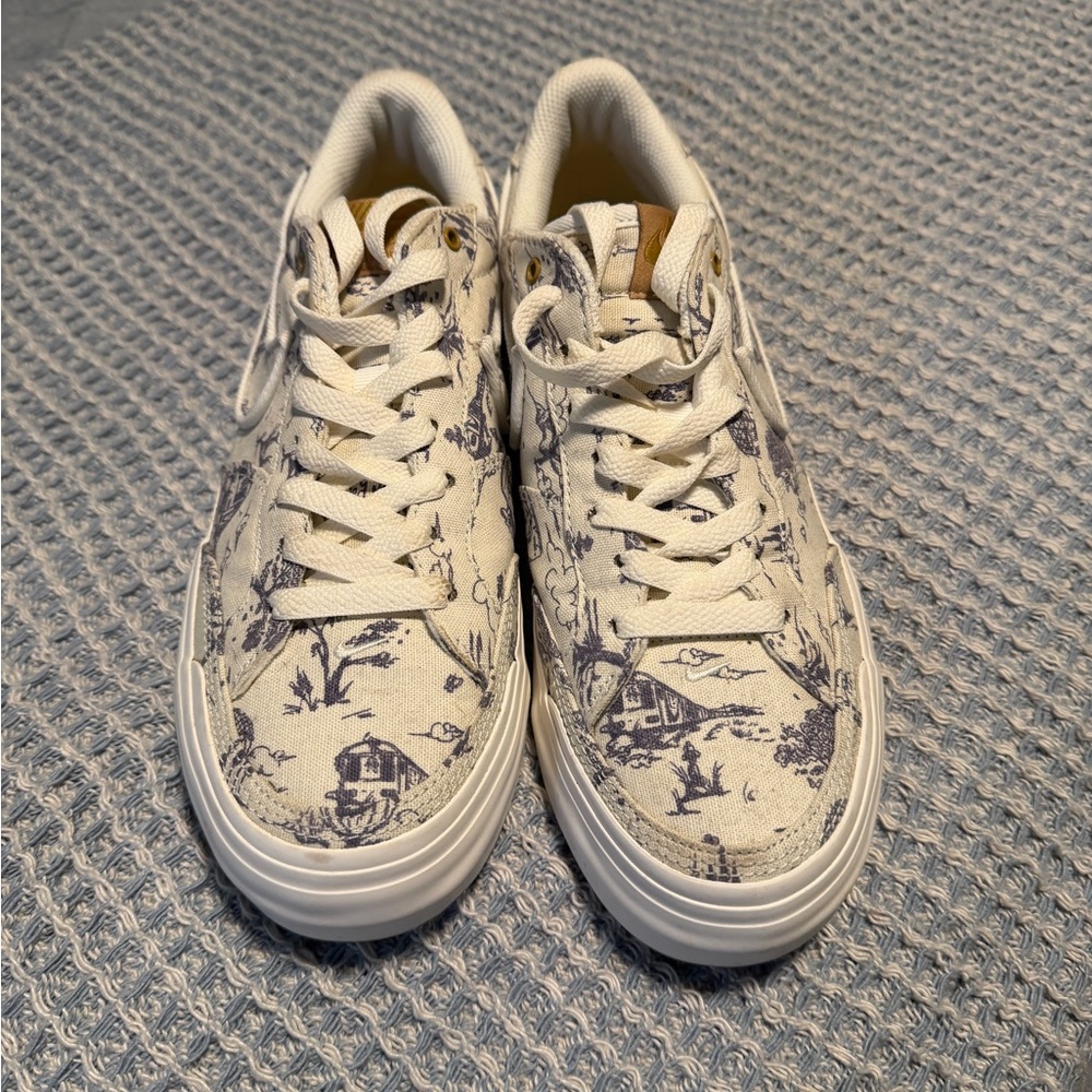 Nike White and Gold Sneakers